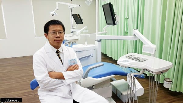 二信高中吳承安錄取牙醫系，他在之前的牙醫營中已展露頭角，因為架式十足被同期學員封為「院長」。（圖：二信高中提供）