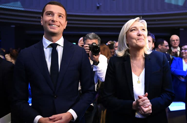  La líder del grupo parlamentario del partido de extrema derecha francés Rassemblement National (RN), Marine Le Pen, y el diputado Jordan Bardella.