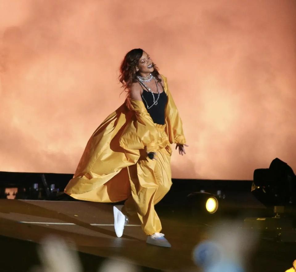 Rihanna 在 2015 年里約搖滾演唱會中穿著設計師的“tent suit”。 AKM-GSI