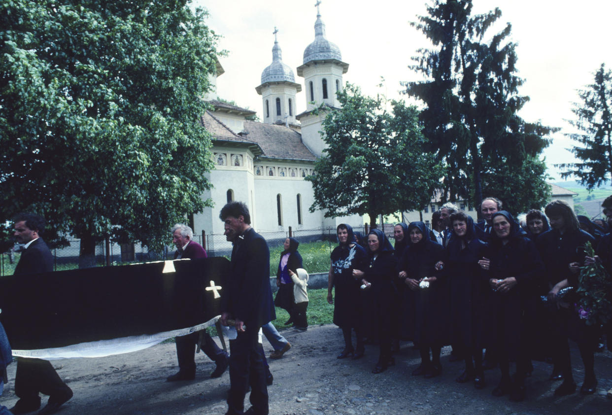 Funerales en Rumanía: procesión en Transilvania. (Photo by H. Christoph/ullstein bild via Getty Images)
