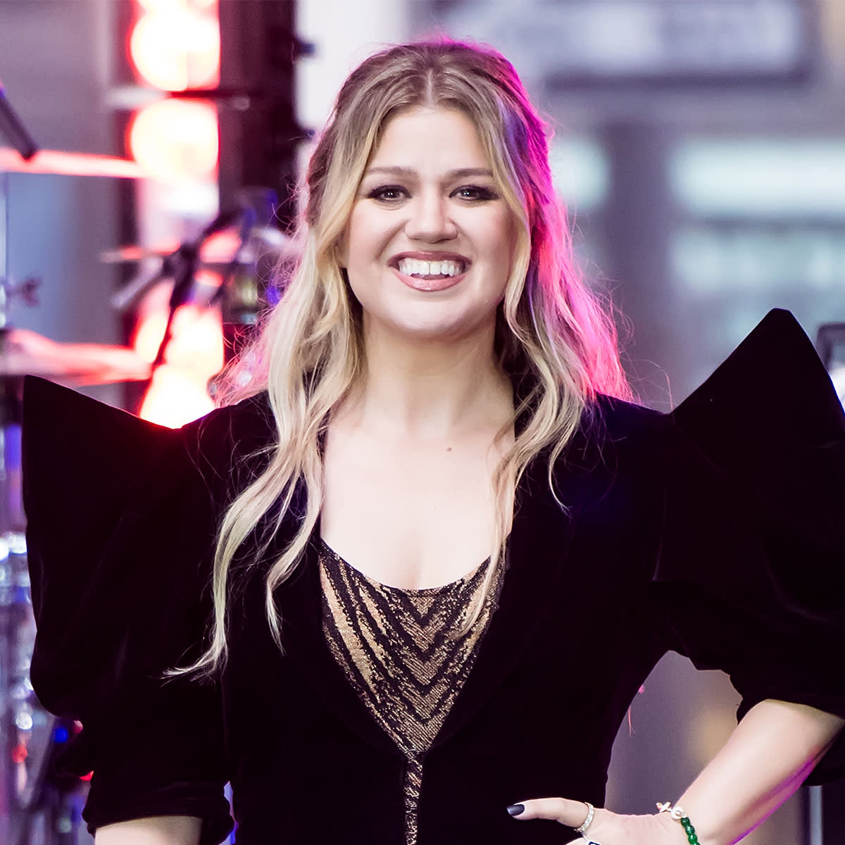 Kelly Clarkson performs Today black outfit