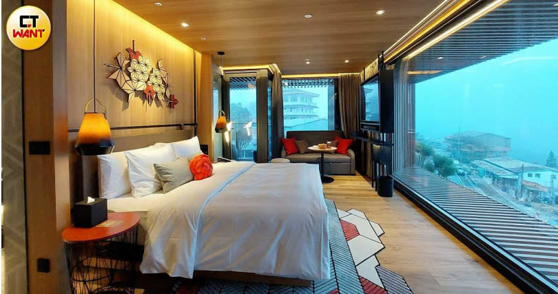豪華房皆採紅色系視覺，並附有單人沙發床可做為加床使用。（圖／魏妤靜攝）