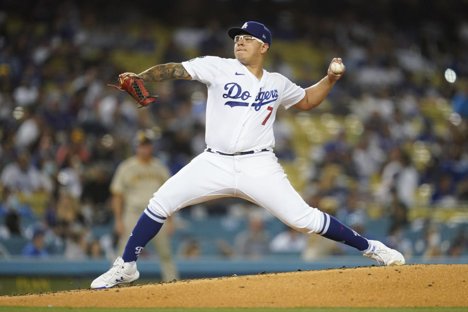 El abridor de los Dodgers de Los Ángeles, el mexicano Julio Urías (7), lanza contra los Padres de San Diego, en la segunda entrada del cotejo en Los Ángeles, el viernes 10 de septiembre de 2021. (AP Foto/Ashley Landis)