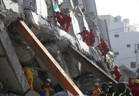 Rescue personnel work at the site where a 17 story apartment building collapsed from an earthquake in Tainan, southern Taiwan, February 7, 2016. REUTERS/Pichi Chuang