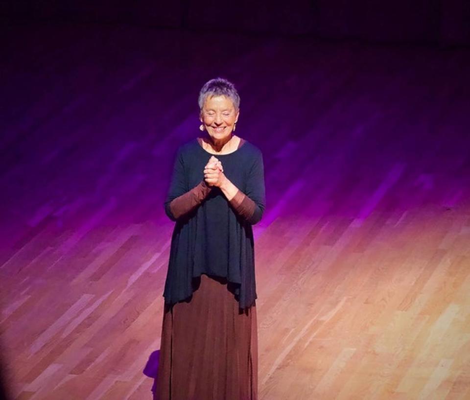 Maria João Pires agradece la ovación al finalizar su actuación. Foto Jiana Peng/Cortesía University of Miami, Frost School of Music