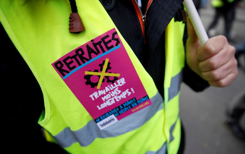 Foto del sábado de un manifestante en una marcha en París