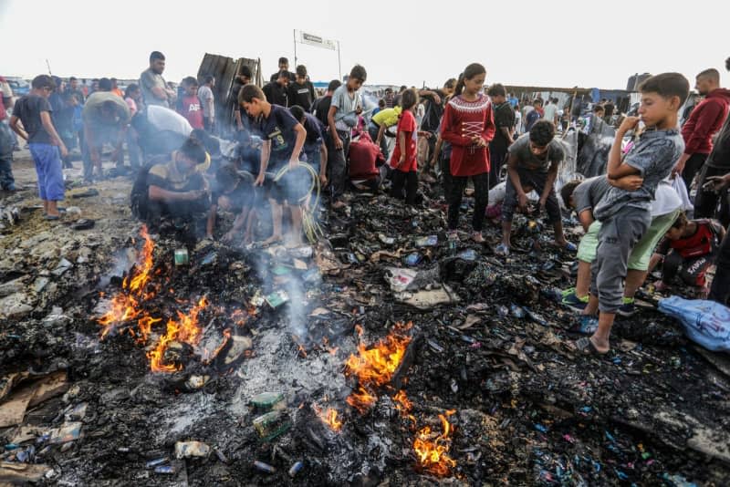 Palestinians inspect the destruction after an Israeli air strike, which resulted in numerous deaths and injuries, in the Al-Mawasi area, which was bombed with a number of missiles on the tents of displaced people west of the city of Rafah in the southern Gaza Strip. Abed Rahim Khatib/dpa