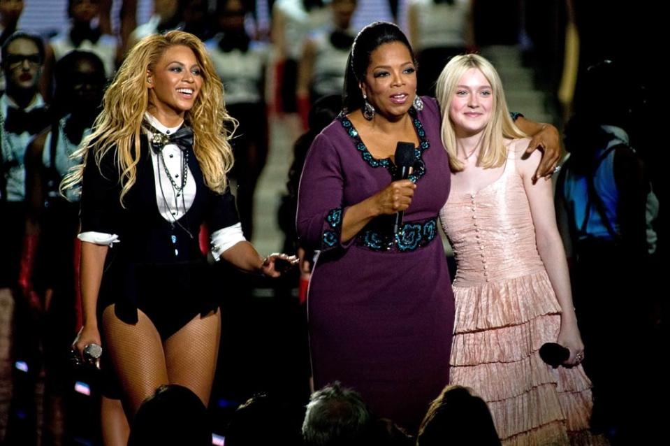 Knowles Winfrey Fanning Oprahs Farewell Show