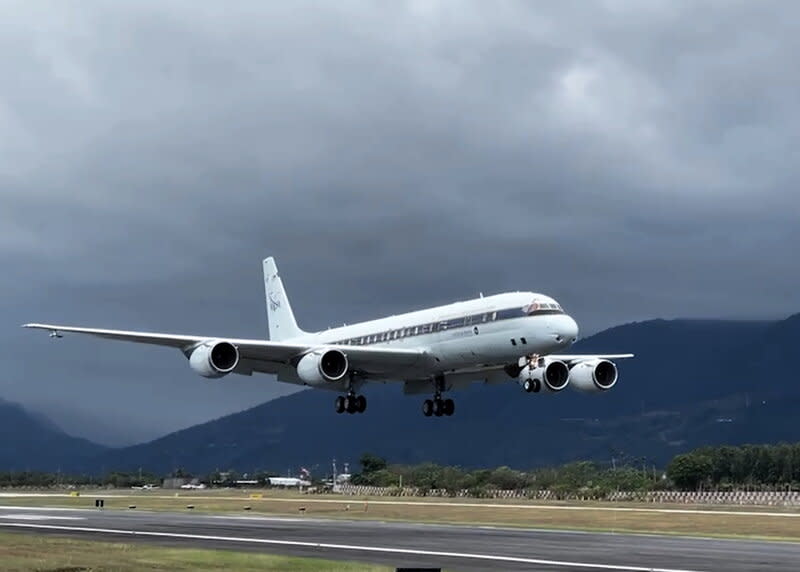 NASA科研機低空飛越台東豐年機場（1） NASA科研機27日下午飛越台東豐年機場，飛行速度 比一般客機還慢。 中央社記者盧太城台東攝  113年3月27日 