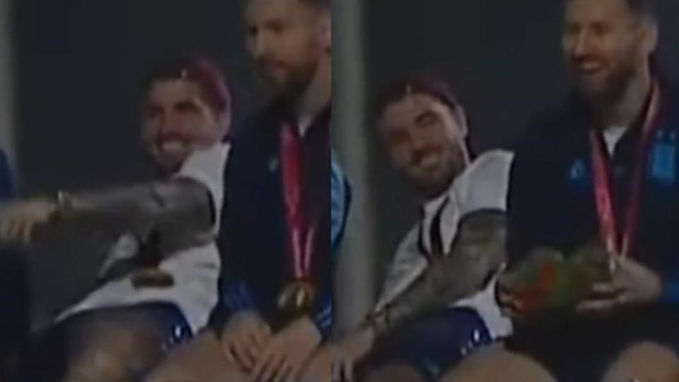 梅西（右一）接到忍者龜玩偶忍不住笑出來。（圖／翻攝自 ESPN FC  推特 @ESPNFC）