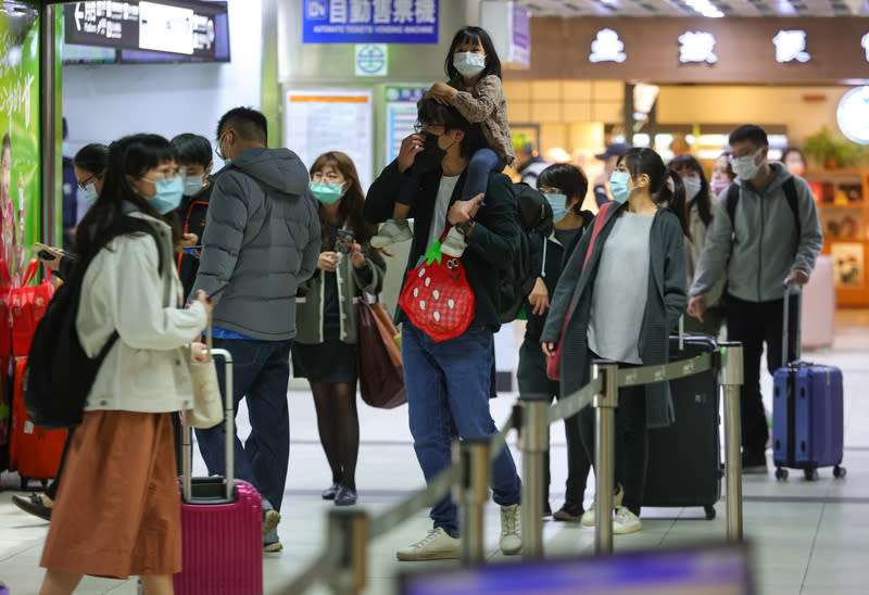 氣象資料示1月30日小年夜強烈冷空氣南下，小年夜晚間至除夕清晨冷空氣最強，台灣本島平地最低氣溫下探攝氏10度。返鄉過年民眾要添加衣物保暖。（中央社＼檔案照片）