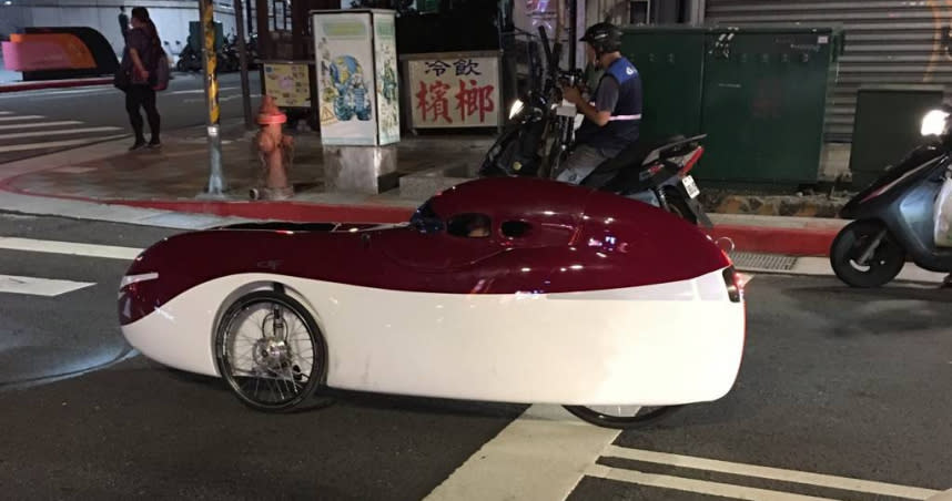 有民眾在台北士林捷運站附近，看到一台奇怪的車輛。（圖／翻攝自臉書爆料公社官方粉專專屬）