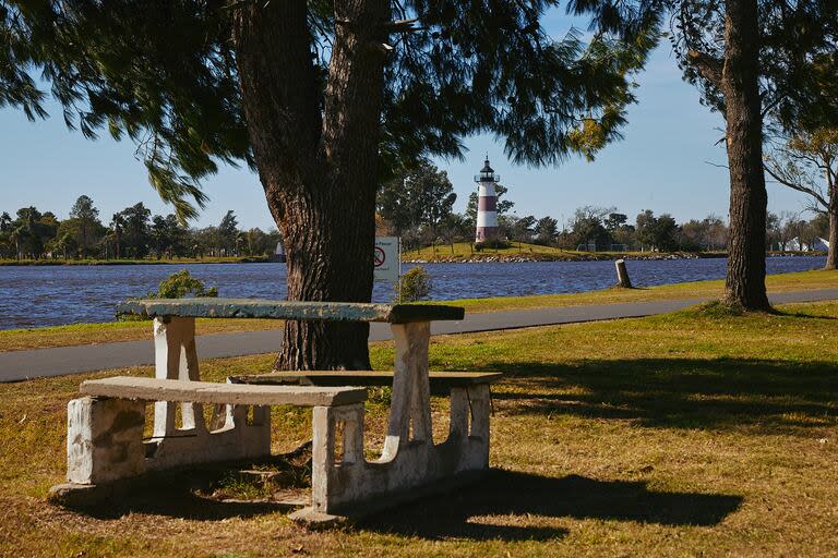 El faro se ubica en el vértice noroeste de la Isla del Complejo del Lago municipal de la ciudad de Colón