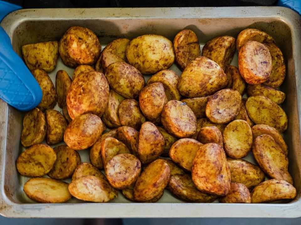 Kaum etwas ist so wohltuend wie eine gebackene oder gebratene Kartoffel. - Copyright: SolStock/Getty Images