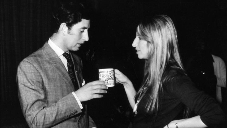 Kannten sich schon 1974: Prince Charles und Barbra Streisand am Set ihres Films "Funny Lady" (Bild: Globe-Photos/ImageCollect)