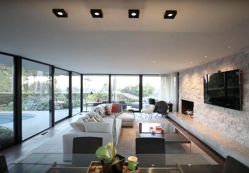 <p>Una gran característica del interior son sus amplios ventanales que garantizan muchísima luz natural.<br><br>Foto: <a rel="nofollow noopener" href="https://hiltonhyland.com/property/2232-westridge-rd-los-angeles-ca-90049-us" target="_blank" data-ylk="slk:Hilton & Hyland;elm:context_link;itc:0;sec:content-canvas" class="link ">Hilton & Hyland</a> </p>