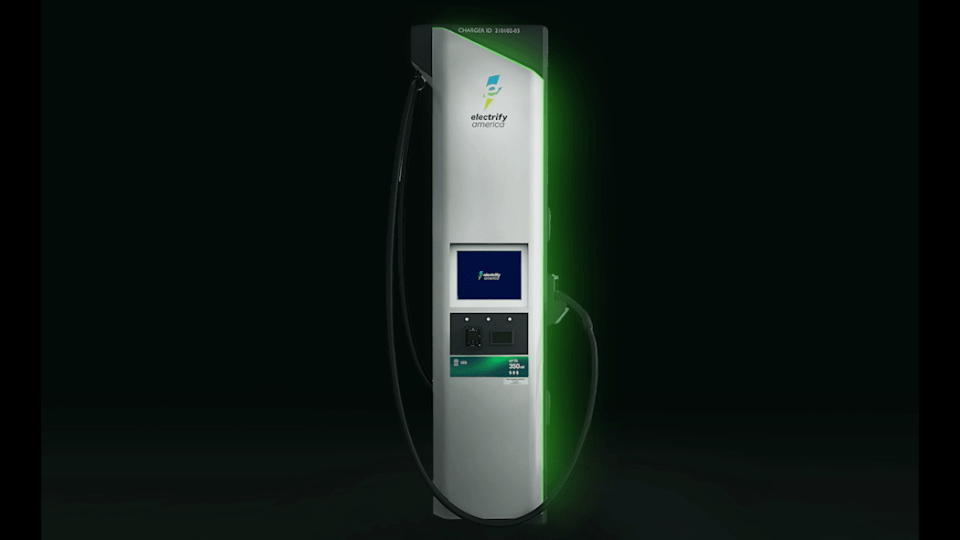 圖／「The Charging Station of the Future」充電站採用新一代充電樁，充電功率高達350千瓦，外型更加薄、高度僅8英尺，佔地面積更小，操作也更加簡易。