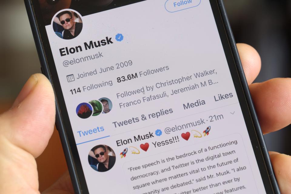 Twitter přijal nabídku 44 miliard dolarů od miliardáře Tesla Elona Muska, který říká, že chce zrušit trvalé zákazy na platformě sociálních médií.