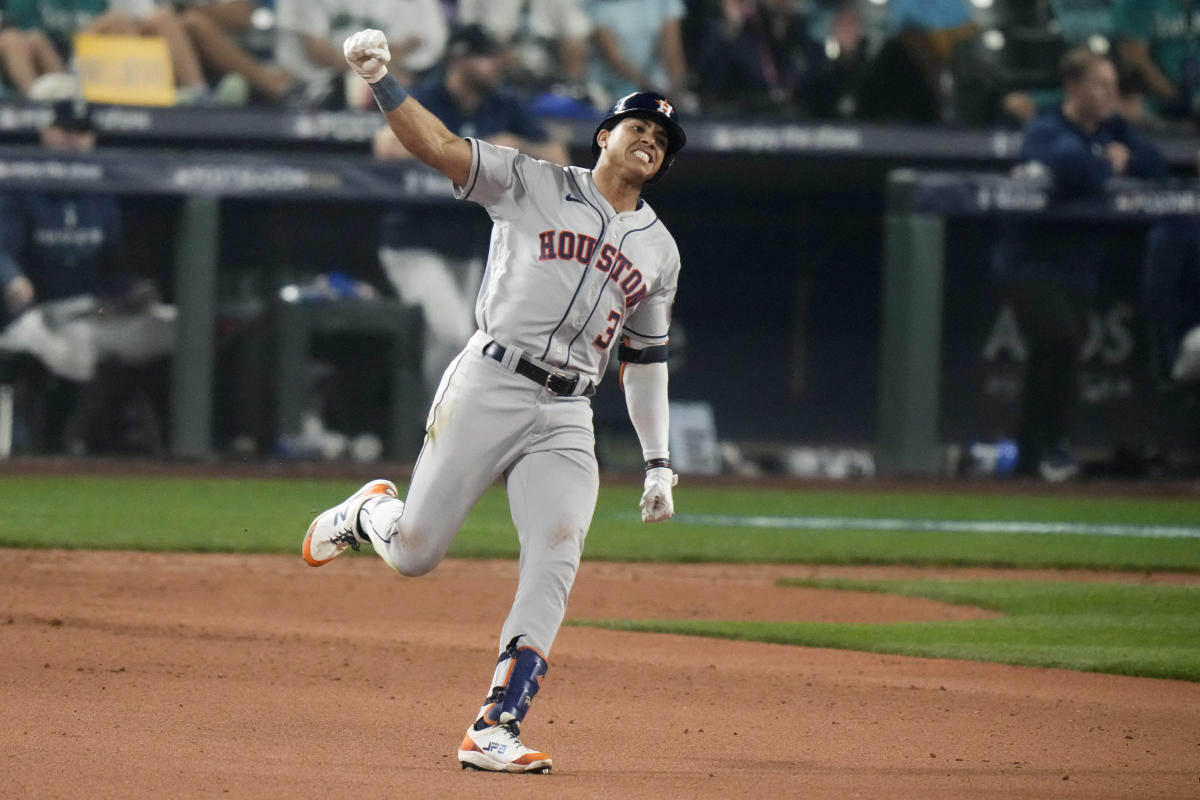 Astros shortstop Jeremy Peña becomes the FIRST position player to