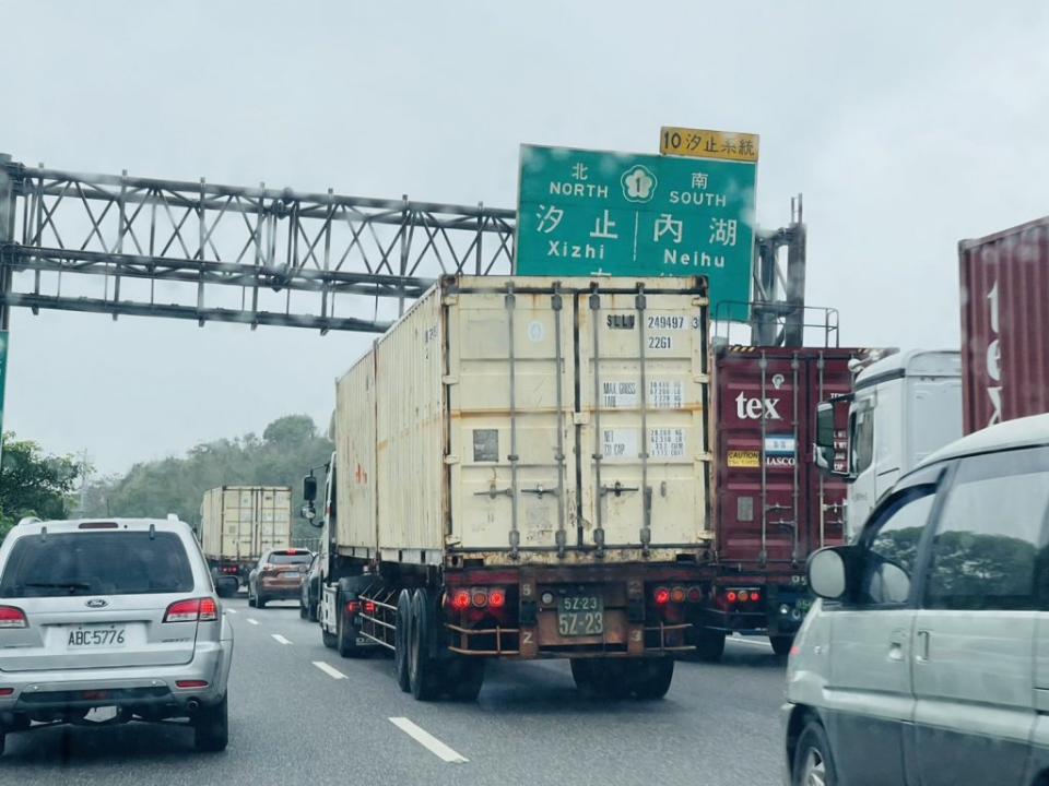 由於國道一號汐止路段走山意外，造成大塞車，讓基隆通勤族這幾天常遲到。（記者張上耕翻攝）