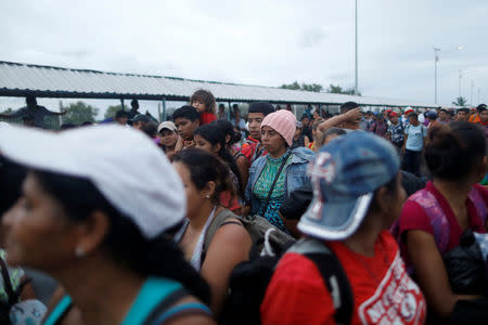 Honduran migrants, part of a caravan trying to reach the U.S., are pictured on the bridge that connects Mexico and Guatemala as they try to avoid the border checkpoint in Ciudad Hidalgo, Mexico, October 19, 2018. REUTERS/Edgard Garrido