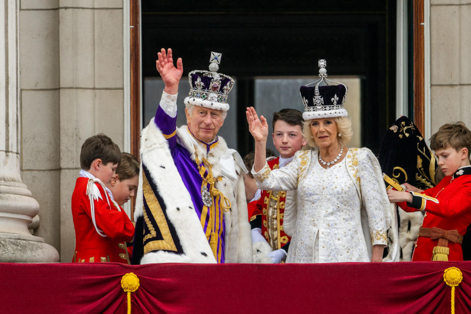 Nach der Krönung zeigte sich Charles III. mit Camilla auf dem Balkon des Buckingham Palace den wartenden Zuschauer*innen. (Bild: Getty Images)