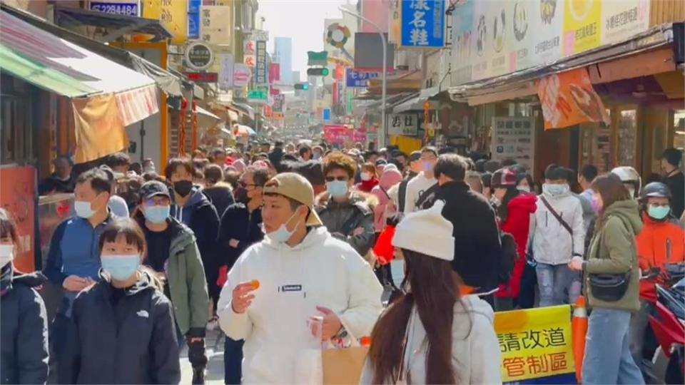 黃偉哲天后宮走春　民眾排長龍領紅包