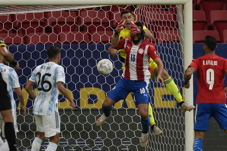 Emiliano Martínez pelea por una pelota aérea con Alberto Espinola, en uno de los tantos intentos de Paraguay