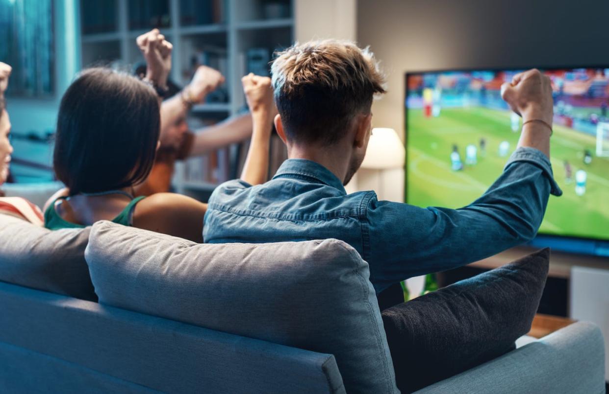 <a href="https://www.shutterstock.com/es/image-photo/group-young-friends-watching-football-match-2179958931" rel="nofollow noopener" target="_blank" data-ylk="slk:Stock-Asso/Shutterstock;elm:context_link;itc:0;sec:content-canvas" class="link ">Stock-Asso/Shutterstock</a>