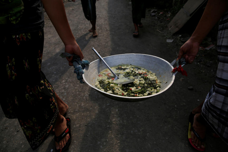 <p>Students carry food they have cooked for iftar (breaking fast), during the holy month of Ramadan, at Lirboyo Islamic boarding school in Kediri, Indonesia, May 24, 2018. (Photo: Beawiharta/Reuters) </p>