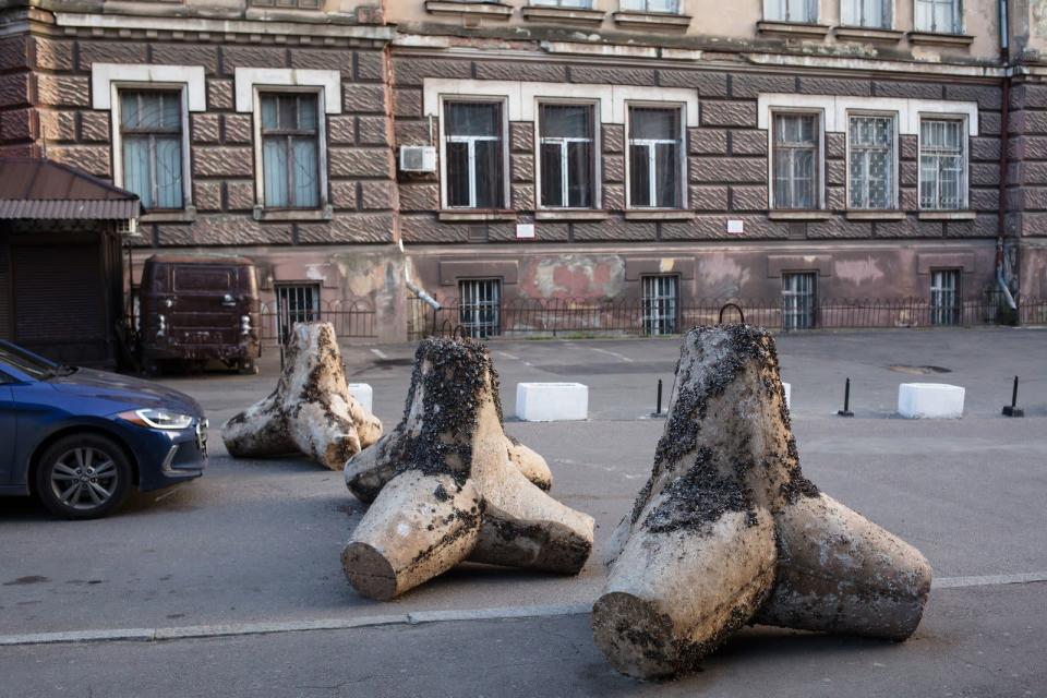 Barrikaden in einer sch&#xf6;nen Stadt: In Odessa bereiten sich Milit&#xe4;r und Bev&#xf6;lkerung auf das Schlimmste vor. (Bild: 2022 Getty Images/Anastasia Vlasova)