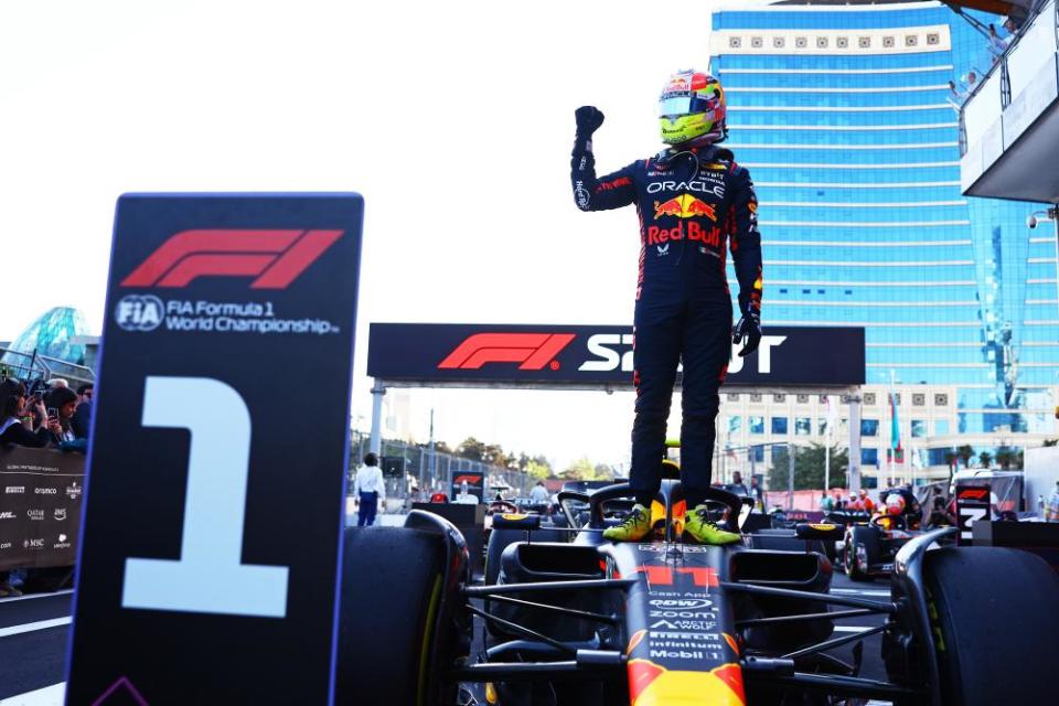 Sergio Pérez de Red Bull Racing celebra ganar la carrera de velocidad en Azerbaiyán.