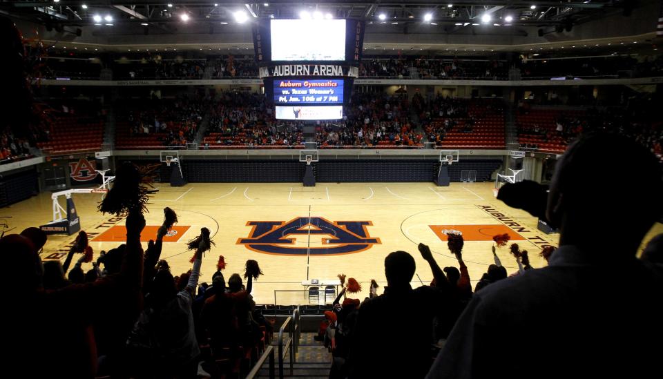 Auburn fans watch the BCS National Championship NCAA college football game at Auburn Arena on Monday, Jan. 6, 2014, in Auburn, Ala. (AP Photo/Butch Dill)