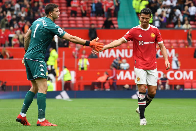 Emiliano Martínezs saluda a Cristiano Ronaldo luego del partido que disputaron Manchester United y Aston Villa; se codea con los más grandes