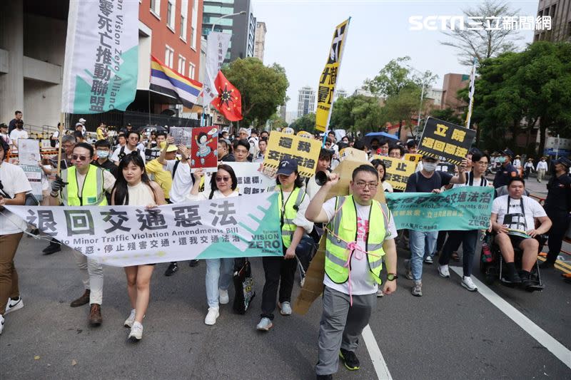 行人零死亡聯盟今日號召民眾前往立法院抗議，反對微罪不記點、檢舉。（圖／記者邱榮吉攝影）