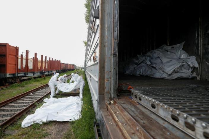 Ukrainian servicemen load refrigerated rail car with bodies of Russian soldiers in Kyiv