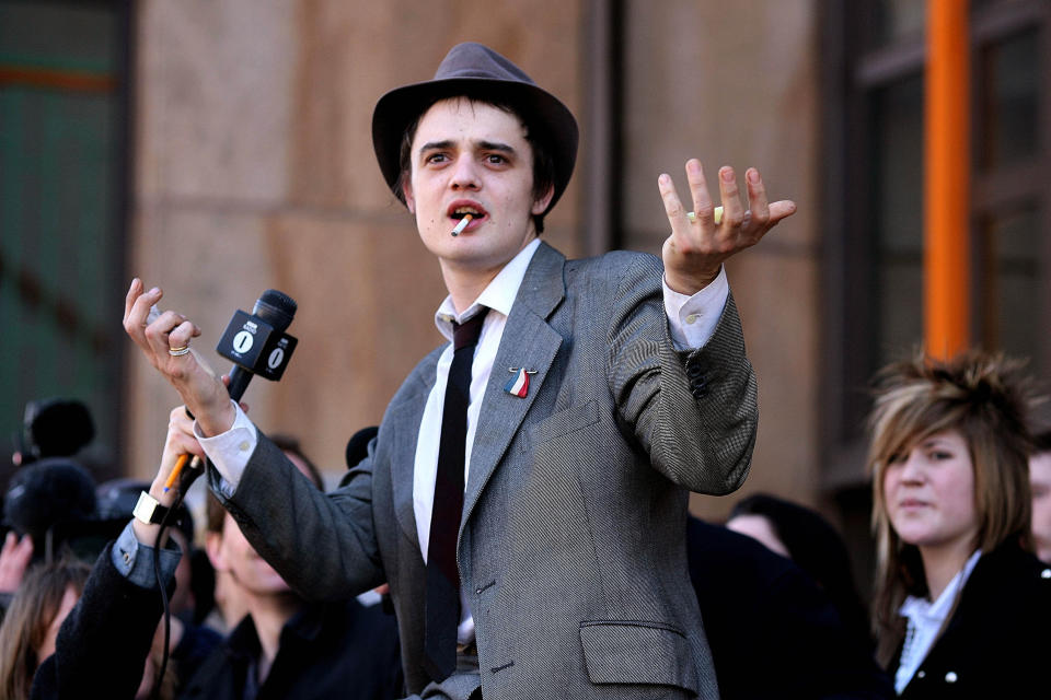 British rock singer Pete Doherty gestures towards the media as he leaves Thames Magistrates court in London March 23, 2006. Doherty, Babyshambles' lead singer who had an on-off relationship with supermodel Kate Moss, appeared at court on Thursday to hear seven charges of drug possession.  REUTERS/Kieran Doherty