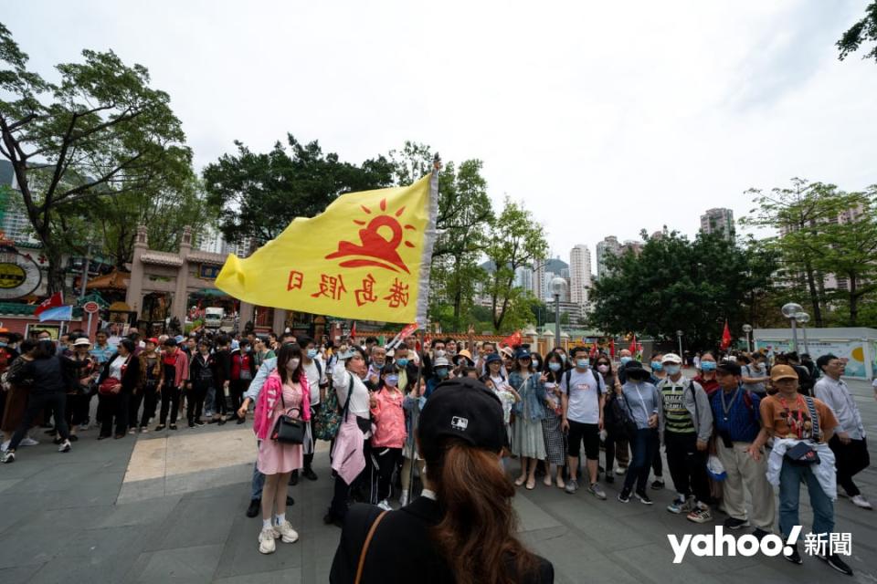 內地旅行團的旗寫上「港島假日」，但網上未能找到相關旅行社。