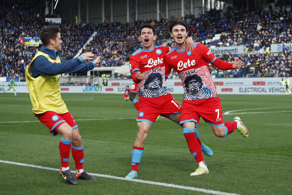 Eljif Elmas celebra un gol con Hirving Lozano. Foto Archivo: REUTERS/Alessandro Garofalo.