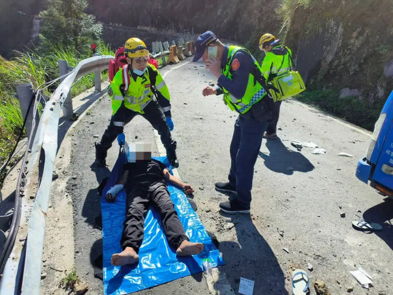 ▲地震造成中橫便道落石不斷，一部車輛被砸中駕駛頭部傷。（圖／谷關工務段提供，2024.04.03）