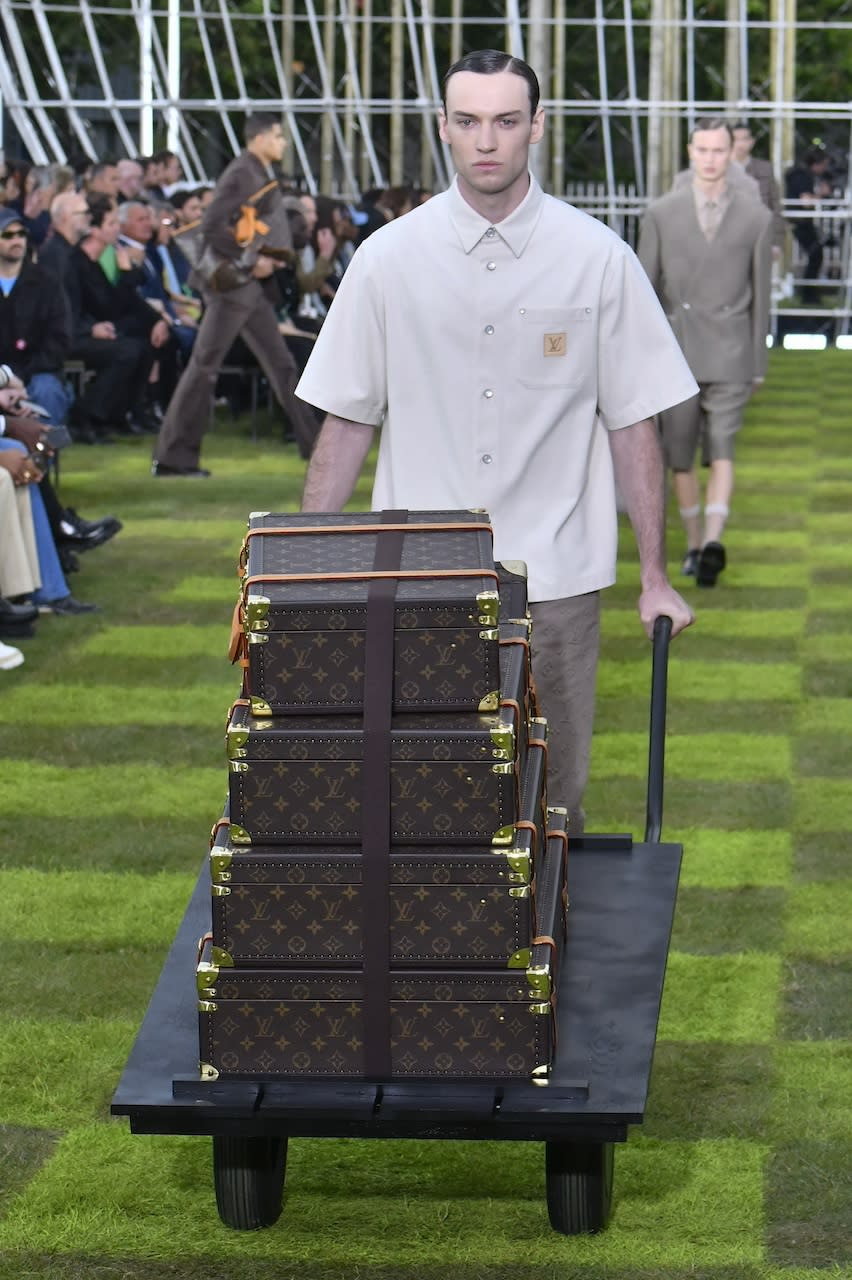 Highlights of the Louis Vuitton 2025 Spring/Summer Menswear Show in Paris: Gong Yoo and Jeffrey took a photo together; even girls were attracted by these travel-themed handbags