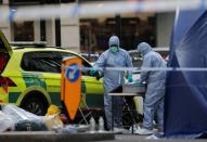 Oficiales forenses trabajan en la escena de un apuñalamiento en el Puente de Londres, en el que dos personas fueron asesinadas, en Londres, Reino Unido