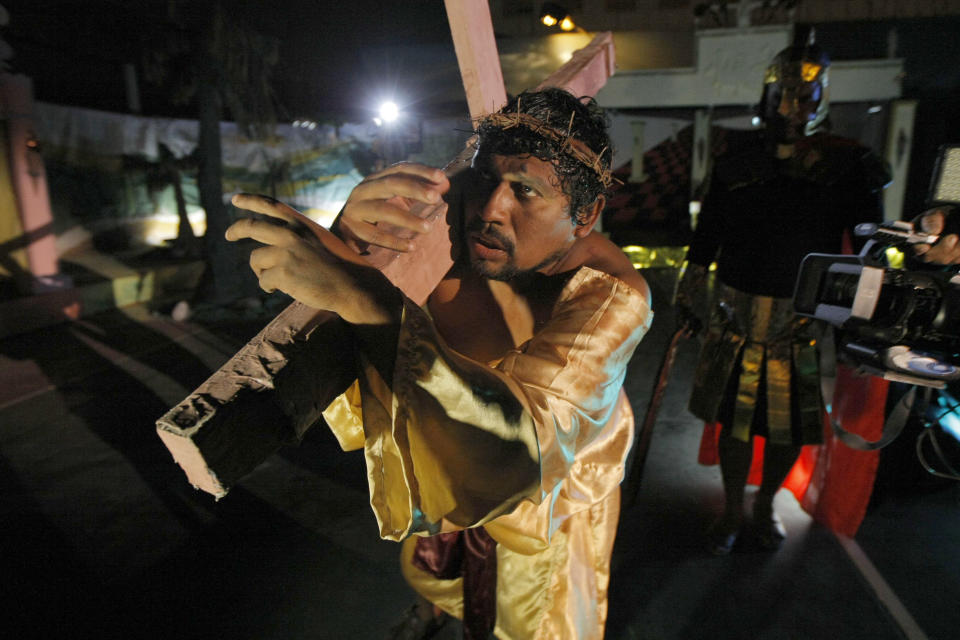 Con motivo de Semana Santa, presos representan la ópera rock Jesucristo Super Estrella en la prisión Sarita Colonia, en el puerto de El Callao, Peru, el martes 15 de abril de 2014. (AP Photo/Karel Navarro)