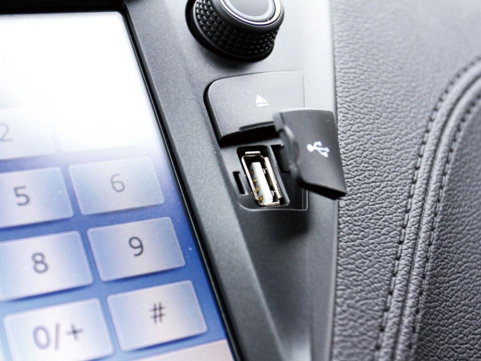 在八吋觸控螢幕旁，也提供一組USB插槽供使用。