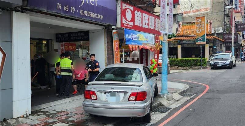 車子撞向路旁騎樓。（圖／翻攝畫面）