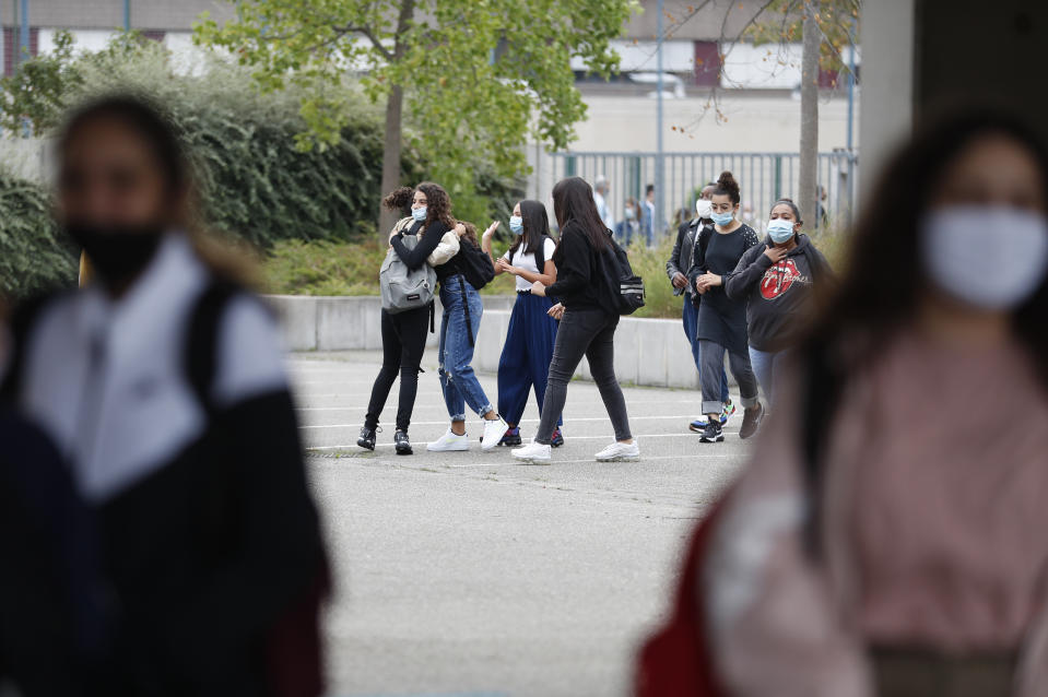 Estudiantes con mascarillas llegan a sus escuela en Bischheim, fuera de Estrasburgo, Francia, durante el regreso a clases el martes 1 de septiembre de 2020, a pesar del reciente aumento de infecciones por coronavirus, en un experimento nacional cuyo objetivo es reducir las inequidades sociales y reactivar la economía. (AP Foto/Jean-François Badias)