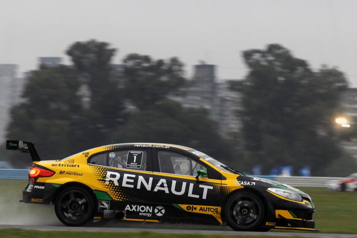 Leonel Pernía fue superado por Franco Girolami en la largada, pero el cordobés de Isla Verde tuvo una falla mecánica y el tandilense ganó claramente la carrera clasificatoria de la segunda fecha de Súper TC2000, en Buenos Aires.