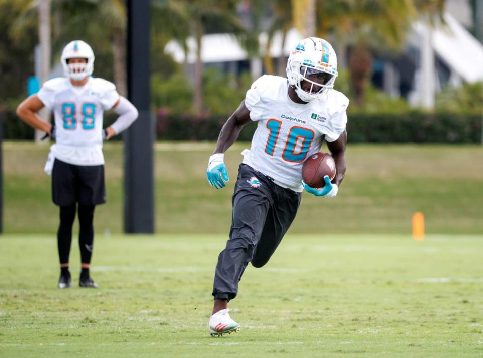 El wide receiver de los Dolphins corre con el ovoide en la práctica del equipo celebrada el 5 de octubre de 2022 en el Baptist Health Training Complex en Miami Gardens, Florida.