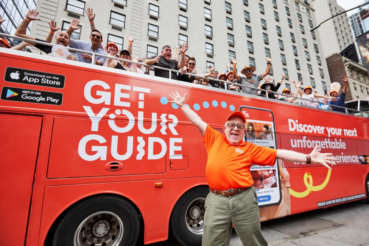 Leslie Jordan Plays Tour Guide on New York City Bus