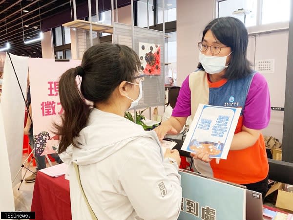 桃竹苗分署為避免青少年打工、新鮮人落入求職陷阱，於辦理現場徵才時，主動出擊藉由走動式服務宣導「三要七不」防騙守則，找工作更有保障。